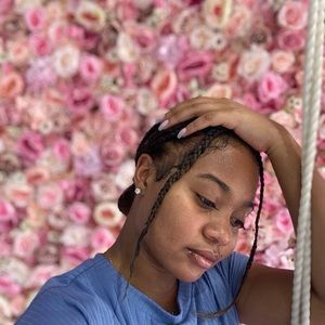 Meet your Posher, Alexis